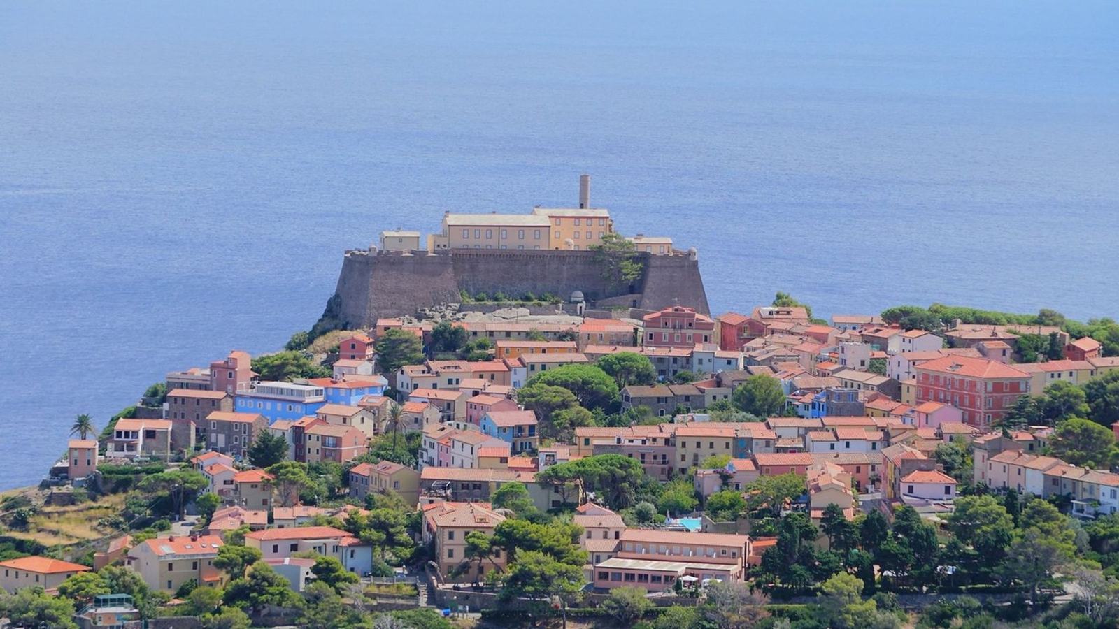 The village of Capraia Isola and the fort seen from the sea